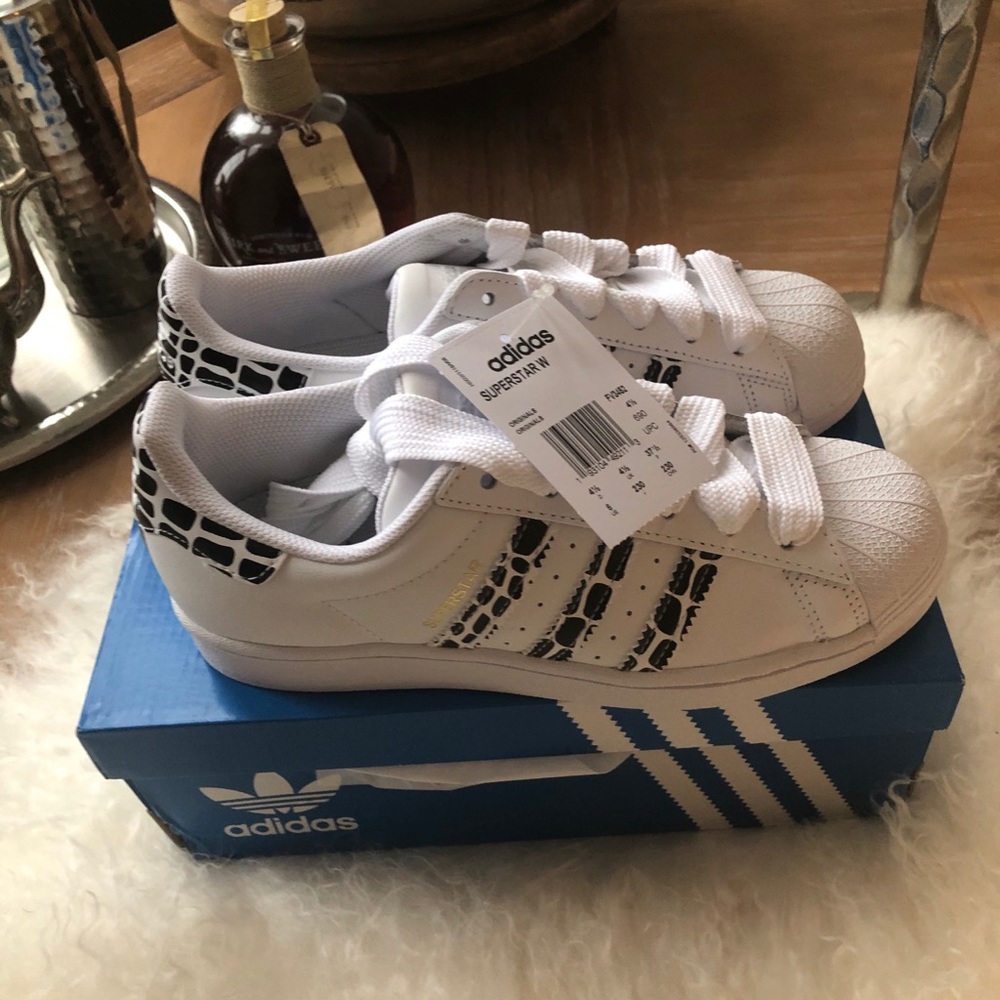 BNWT Rare Adidas Superstars Zebra Print/GOLD SZ 6! - Picture 2 of 12